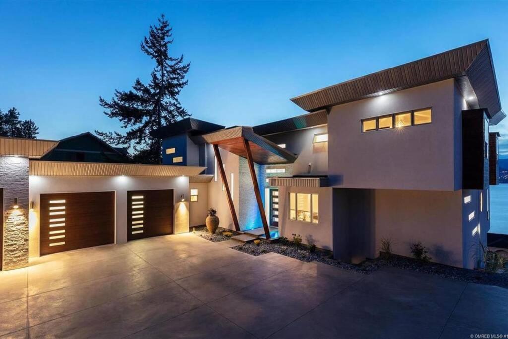 The Infinity Villa L Okanagan Valleys Newest & Hottest Summer Villa Kelowna Exterior photo